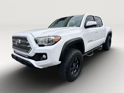 Used 2017 Toyota Tacoma TRD Off-Road RWD image 8