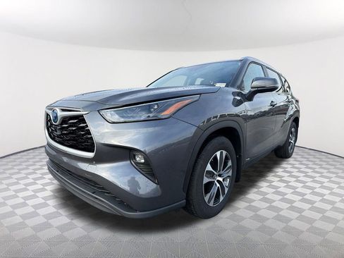 Used 2023 Toyota Highlander XLE AWD/4WD image 1
