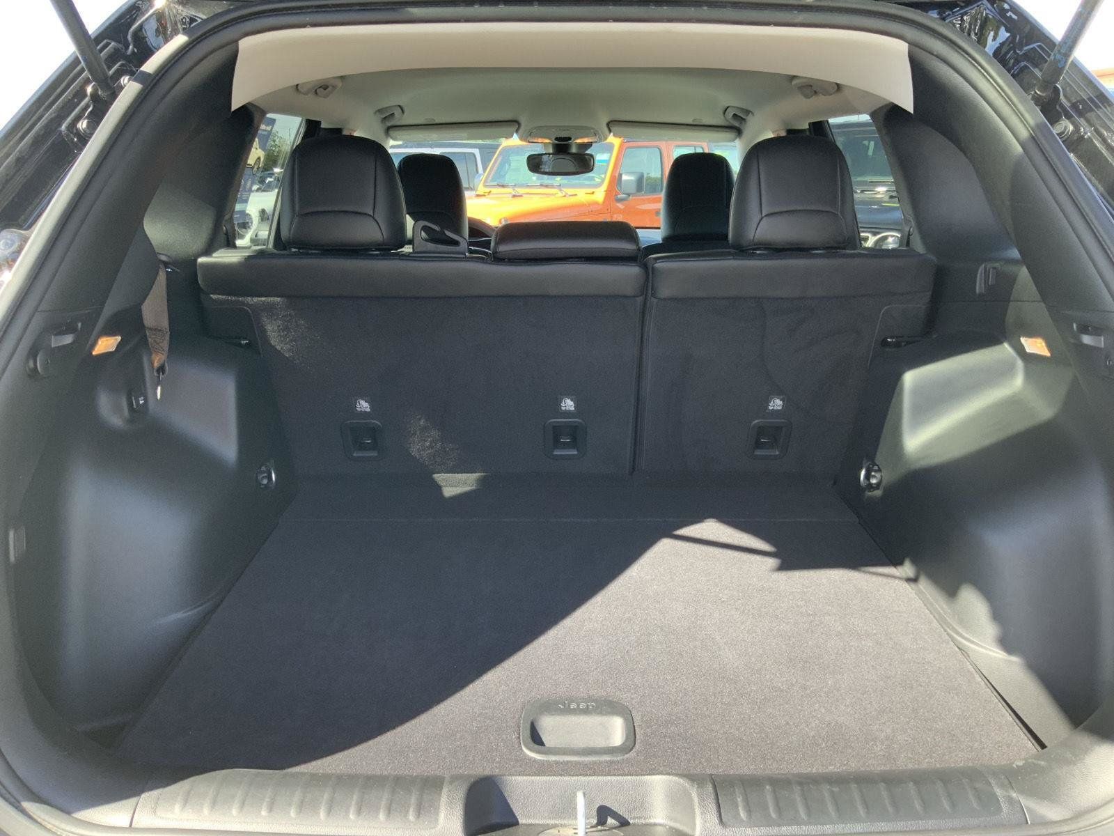 Used 2022 Jeep Cherokee Trailhawk AWD/4WD image 12
