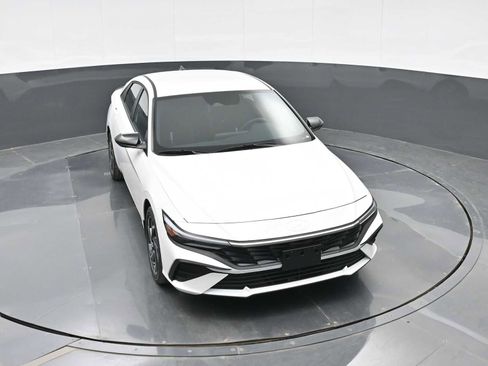 Certified 2025 Hyundai Elantra SEL FWD image 22