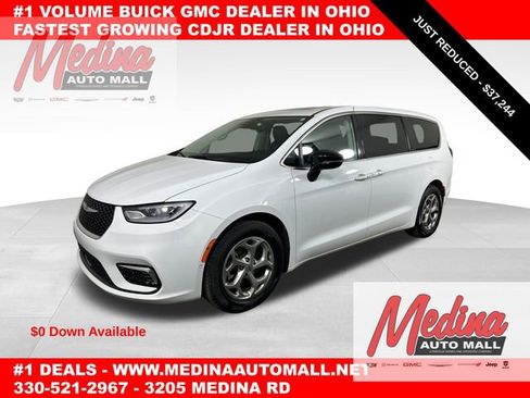 Used 2024 Chrysler Pacifica Limited image 1