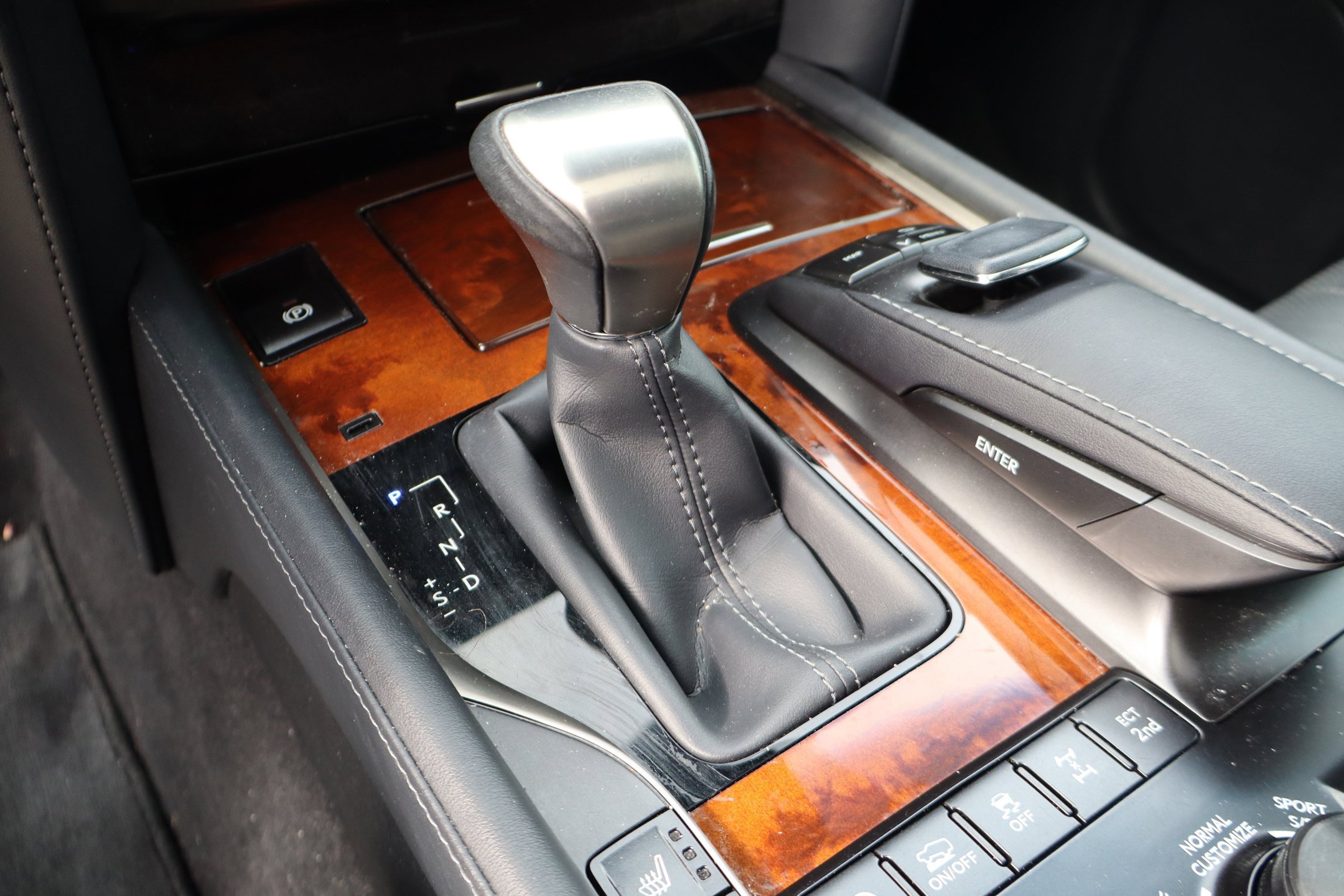 Used 2019 Lexus LX 570 4WD w/ Luxury Package image 23