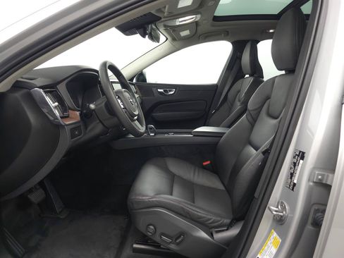 Used 2023 Volvo XC60 B5 Plus AWD/4WD image 4