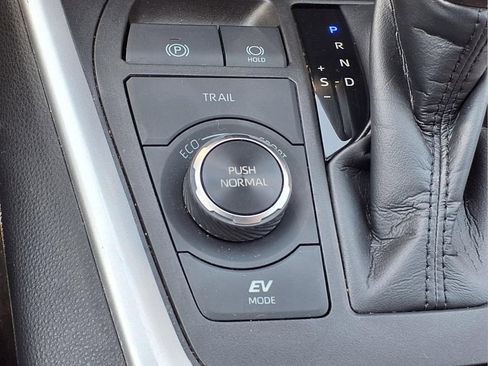 Certified 2021 Toyota RAV4 LE AWD/4WD image 19