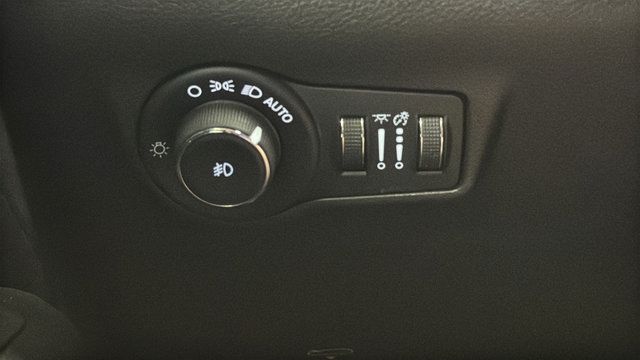 Used 2023 Jeep Compass Trailhawk w/ Trailer Tow Group AWD/4WD image 28