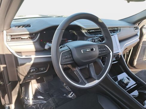 Used 2023 Jeep Grand Cherokee Altitude image 17