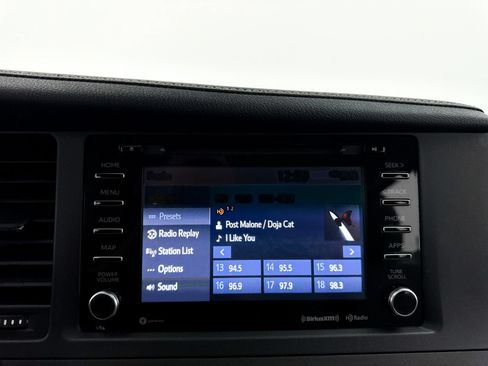 Used 2018 Toyota Sienna XLE w/ XLE Navigation Package FWD image 18
