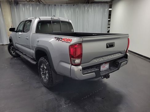 Used 2016 Toyota Tacoma TRD Off-Road w/ Premium & Technology Package AWD/4WD image 6