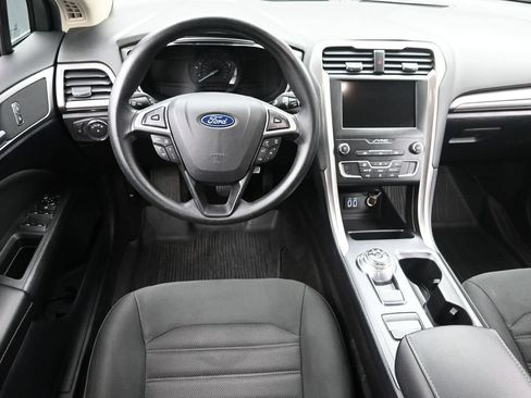 Used 2019 Ford Fusion SE FWD image 12