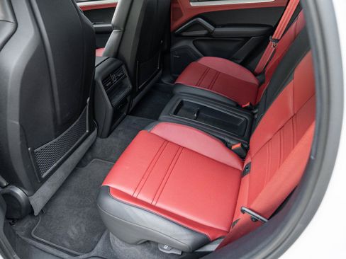 Used 2024 Porsche Cayenne Coupe AWD/4WD image 39
