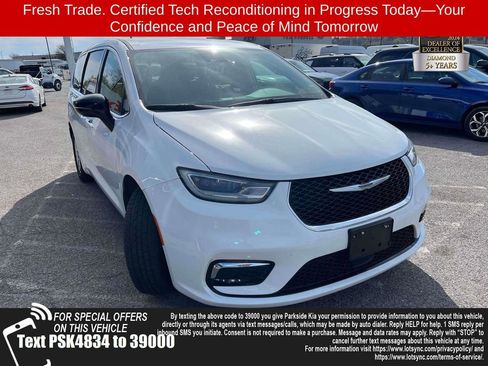 Used 2024 Chrysler Pacifica Touring-L image 1