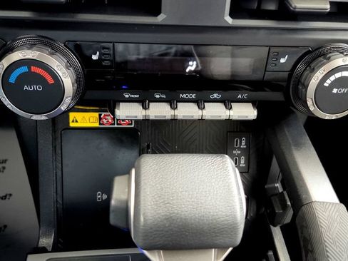 Used 2025 Toyota Tacoma SR5 AWD/4WD image 40