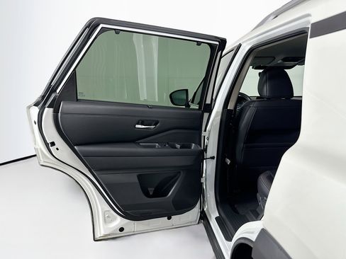 Used 2024 Nissan Pathfinder SL image 25