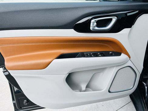 Used 2022 Jeep Compass Limited image 9