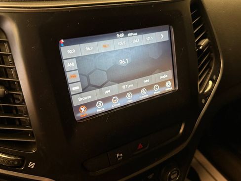 Used 2019 Jeep Cherokee Latitude Plus AWD/4WD image 13