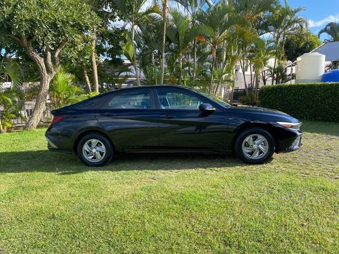 Certified 2025 Hyundai Elantra SE FWD image 8