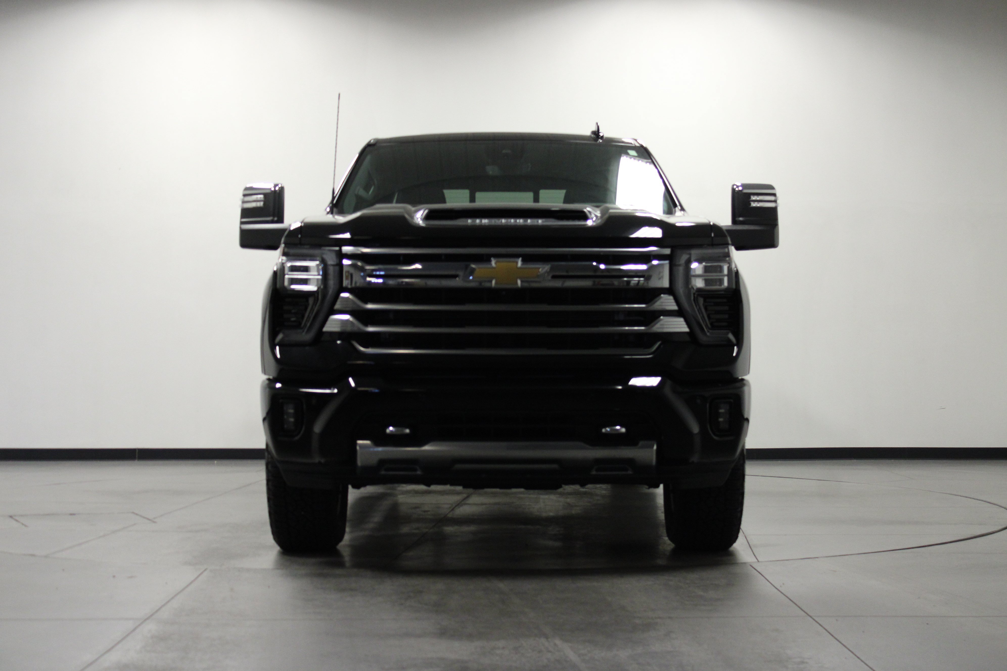 Used 2024 Chevrolet Silverado 2500 High Country w/ Technology Package AWD/4WD image 9