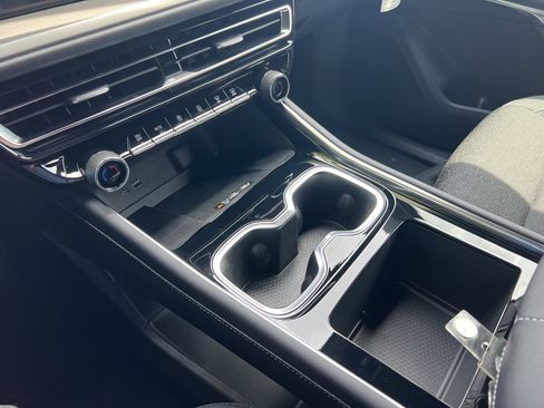 Used 2025 Chevrolet Traverse LT image 26