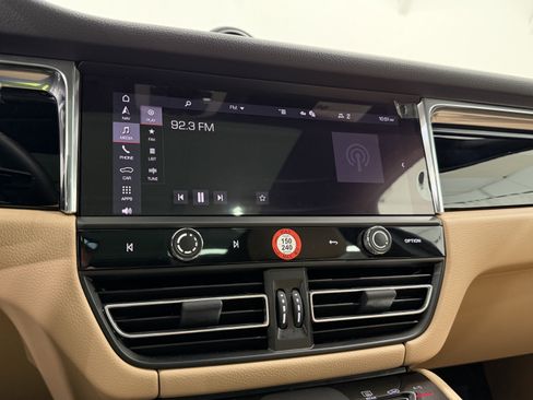 Certified 2025 Porsche Macan image 39