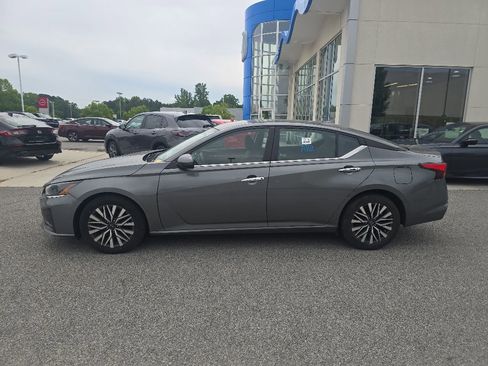 Used 2023 Nissan Altima 2.5 SV FWD image 2