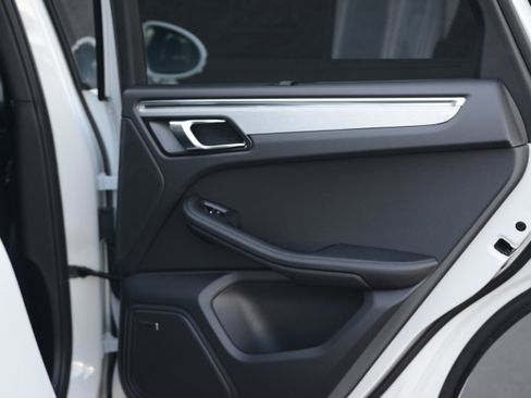 Certified 2026 Porsche Macan image 37