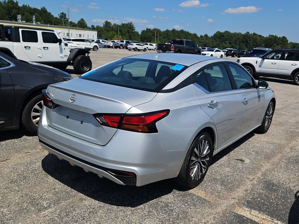 Used 2025 Nissan Altima 2.5 SV FWD image 5
