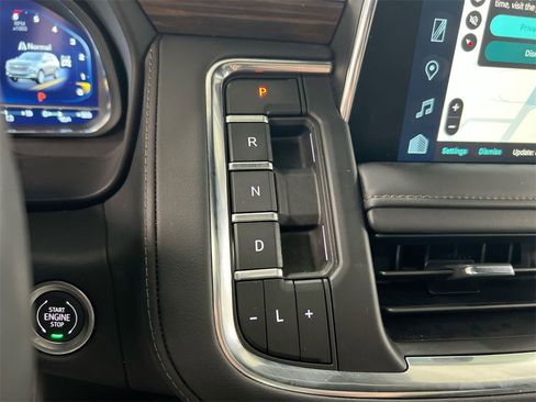 Used 2024 Chevrolet Suburban High Country w/ Advanced Technology Package image 17