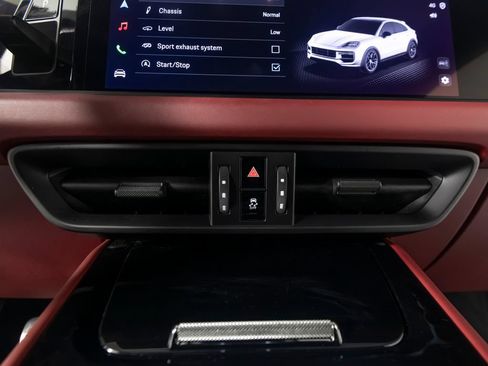 Certified 2024 Porsche Cayenne Turbo GT AWD/4WD image 31