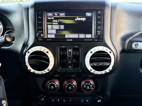 Used 2015 Jeep Wrangler Unlimited Rubicon image 28