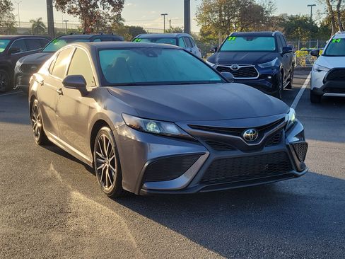 Used 2023 Toyota Camry SE image 3