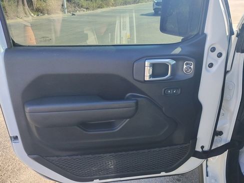 Used 2024 Jeep Gladiator Rubicon w/ Technology Group image 18