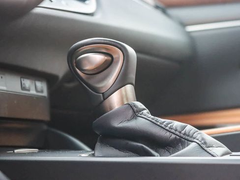 Certified 2025 Lexus ES 300h w/ Premium Package image 22