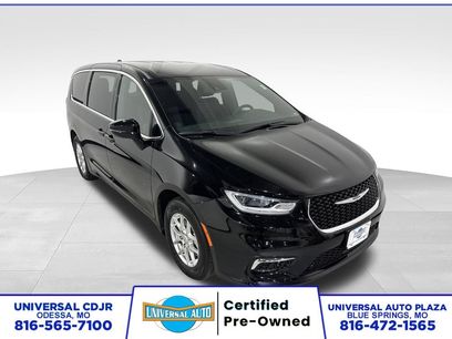 Used 2025 Chrysler Pacifica Select
