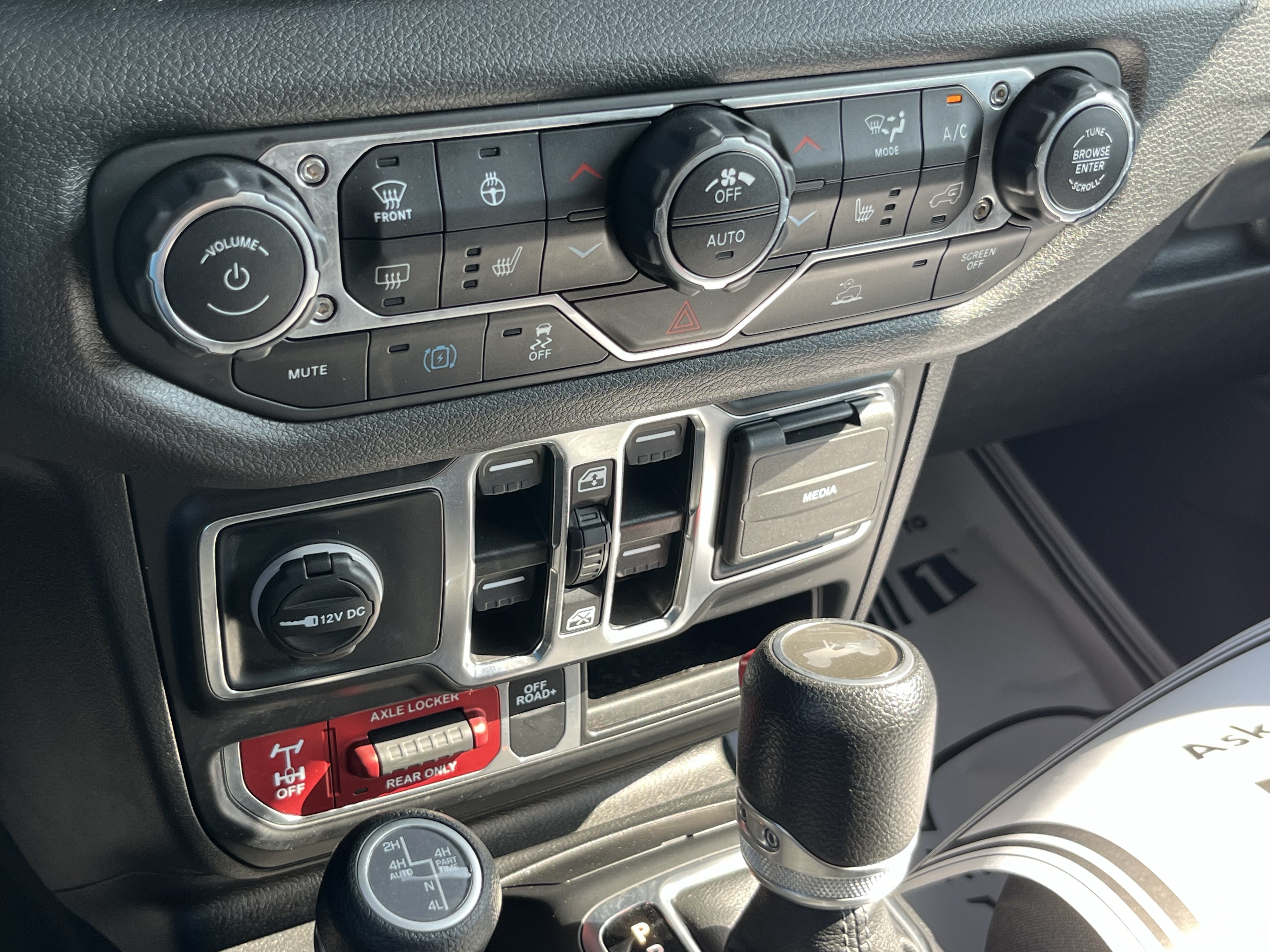 Used 2024 Jeep Wrangler Unlimited AWD/4WD image 26