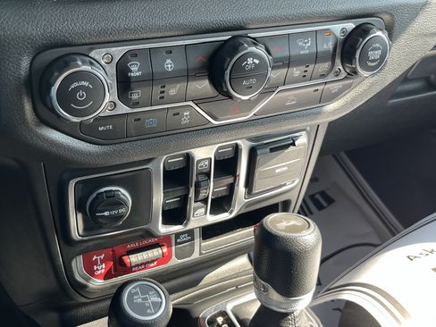 Used 2024 Jeep Wrangler Unlimited AWD/4WD image 26
