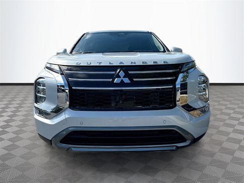 New 2025 Mitsubishi Outlander SE image 2
