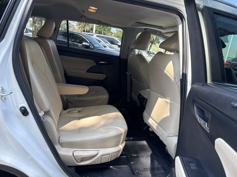 Used 2023 Toyota Highlander XLE FWD image 36