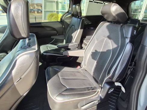 Used 2019 Chrysler Pacifica Limited w/ S Appearance Package image 7