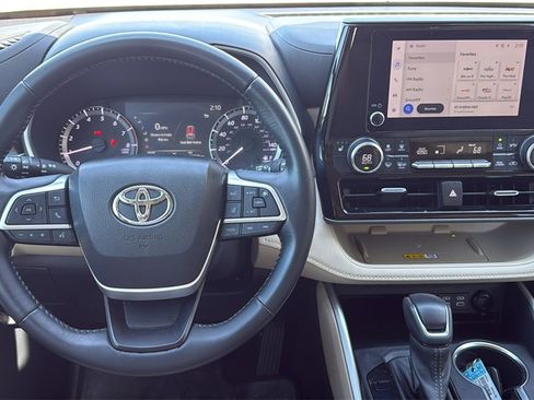 Certified 2023 Toyota Highlander XLE image 19