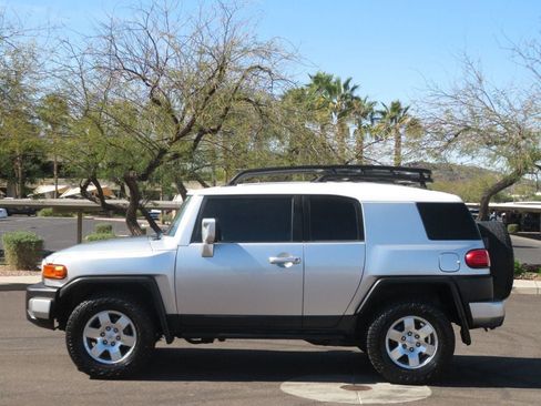 Used 2007 Toyota FJ Cruiser 4WD w/ Upgrade Pkg 1 image 2