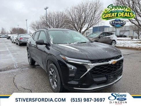 Used 2025 Chevrolet Trax LT w/ Driver Confidence Package image 1