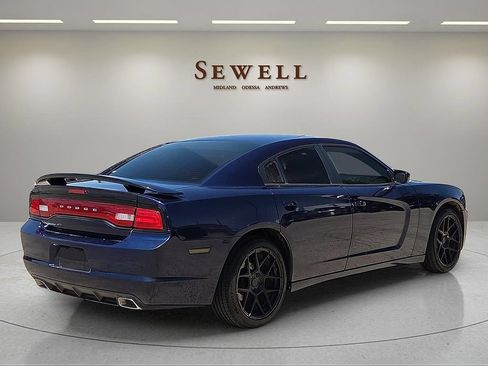 Used 2014 Dodge Charger SE RWD image 4