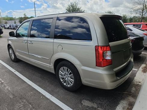 Used 2016 Chrysler Town & Country Touring-L FWD image 5