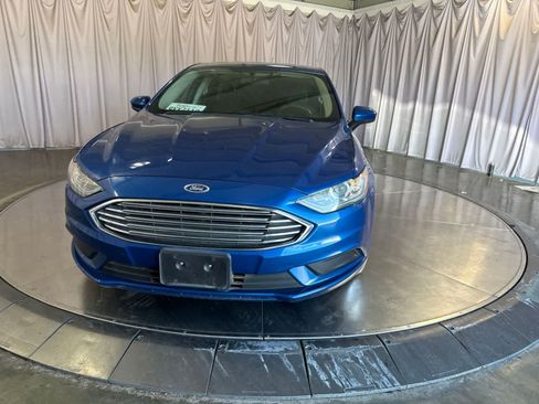 Used 2018 Ford Fusion SE w/ Fusion SE Technology Package FWD image 2