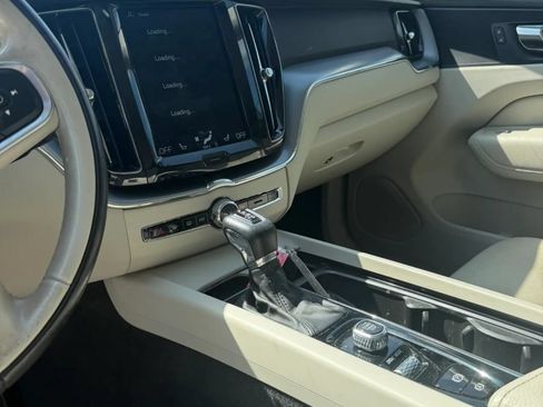 Used 2019 Volvo XC60 T5 Momentum w/ Premium Package FWD image 17