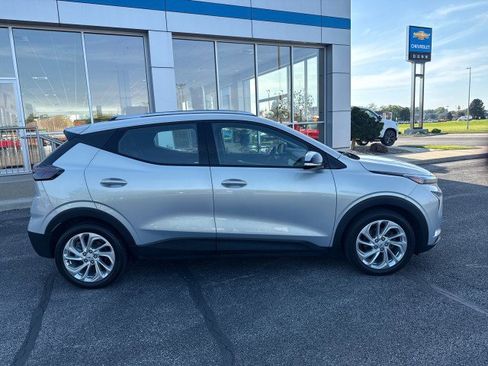 Used 2023 Chevrolet Bolt EUV LT w/ Comfort Package FWD image 2