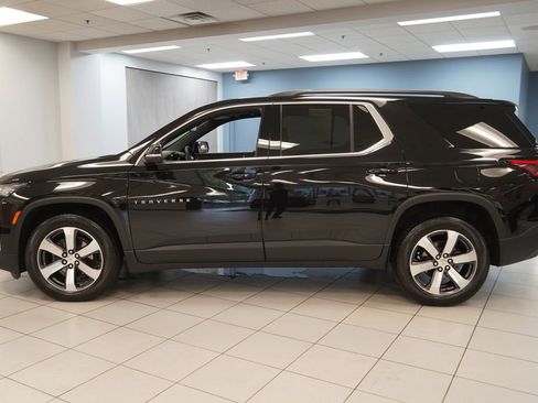 Used 2023 Chevrolet Traverse LT w/ LT Premium Package AWD/4WD image 2