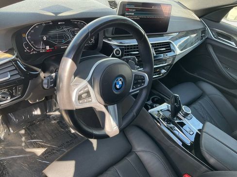 Used 2022 BMW 530e w/ M Sport Package image 16