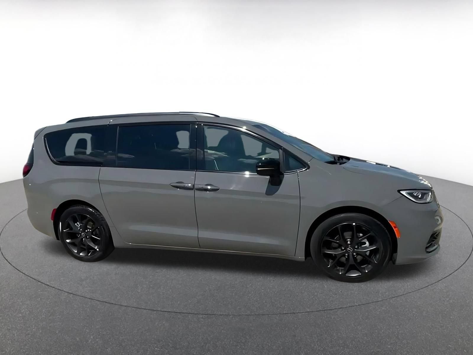 Used 2025 Chrysler Pacifica Limited FWD image 15