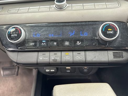 Used 2024 Hyundai Elantra SEL image 32